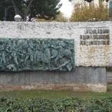 Nel giardino di fronte a N' derr la lanz, il monumento rettangolare della Scuola di Bari dedicato all'Unit� d'Italia